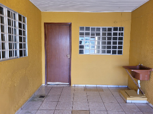 Alugo casa com Dois quartos
