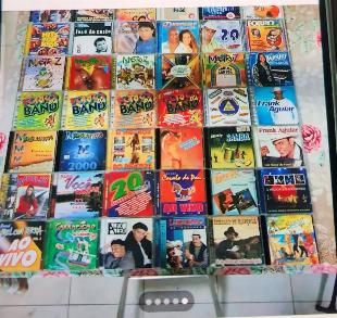 Coletânea de CDs e DVDs Diversos.