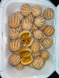 Laryssa Salgados e Doces / Salgados de festas e bolos