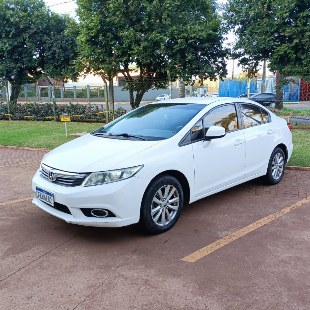 Civic 2013/2014 de cor branca 1.8 LXS