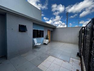 VENDE OU TROCA,  CASA COM PISCINA, CANIL PARA PETS  E CORREDOR LATERAL.