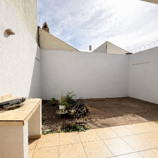 Casa com suíte, quintal amplo e 2 vagas no Jardim Santa Rosa.