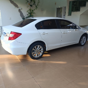 Civic 2013/2014 de cor branca 1.8 LXS