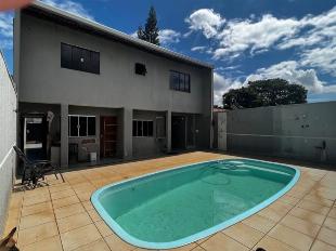 CASA E SOBRADO COM PISCINA E CORREDOR LATERAL.