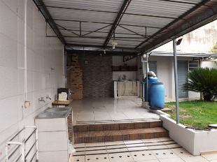 ALUGA-SE CASA DE FUNDOS AV. GUAIAPÓ Nº 2589. JD. LIBERDADE. PRÓX. C.S.U