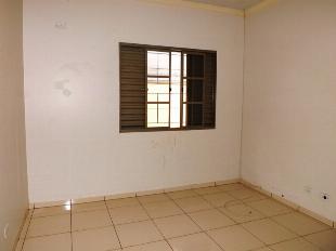 VENDE-SE CASA JD. PINHEIROS II PRÓX. AV. TUIUTI