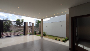 Casa de Alto Padrão com 3 Quartos, Pé-Direito Duplo e Cozinha Gourmet à Venda ou Locação em Maringá/PR