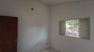 Aluga-se casa com dois quartos na Rua Antonio Miles, 322  Porto Seguro, em Maringá (Pr.)