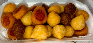 Laryssa Salgados e Doces / Salgados de festas e bolos