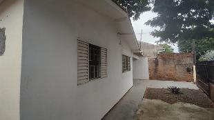 Aluga-se casa com dois quartos na Rua Antonio Miles, 322  Porto Seguro, em Maringá (Pr.)