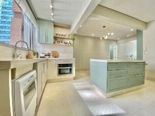 OPORTUNIDADE DESSE BELÍSSIMO APARTAMENTO SEMI MOBILIADO NO EDIFÍCIO FLAMBOYANT
