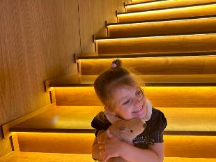 Contrata-se babá com experiência comprovada.