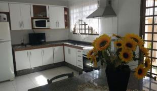 CASA PRÓXIMO HU, AMPLA, 3 BANHEIROS, SUITE MAIS 2 QUARTOS, ESCRITORIO E 3 VAGAS GARAGEM COBERTA