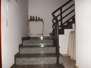VENDE-SE BELO SOBRADO SEMI MOBILIADO AREA CENTRAL PRÓX. SHOOPING AVENIDA CENTER