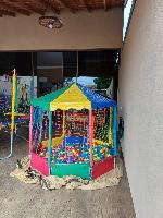Vendo piscina de bolinhas 2x2  semi nova com 1000 bolinhas de variadas cores.