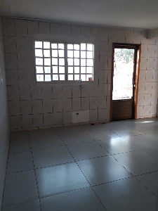Alugo casa com Dois quartos