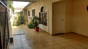 ALUGO CASA PRÓXIMO HU, AMPLA, 3 BANHEIROS, SUITE MAIS 2 QUARTOS, ESCRITORIO E 3 VAGAS GARAGEM COBERTA