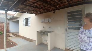 Aluga-se casa com dois quartos na Rua Antonio Miles, 322  Porto Seguro, em Maringá (Pr.)