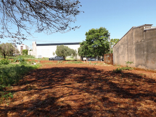 VENDE-SE EXCELENTE 1/2 TERRENO LOTEAMENTO SUMARÉ SUB ESQUINA C/ AV. PEDRO TAQUES.