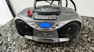 RÁDIO PORTÁTIL FM/AM CD,TOCA-FITAS E USB 110/220V E PILHAS