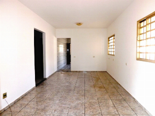 ALUGA-SE CASA JD LICCE. MARINGÁ