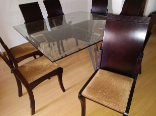 Mesa quadrada com tampo de vidro