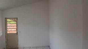 Aluga-se casa com dois quartos na Rua Antonio Miles, 322  Porto Seguro, em Maringá (Pr.)