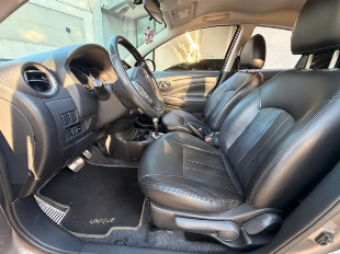 Nissan Versa Unique 1.6 16v flexstar 4p aut.