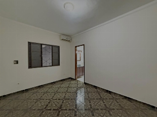 CASA PARA LOCAÇÃO | 1 SUÍTE + 2 QUARTOS, CHURRASQUEIRA E 3 VAGAS NA VILA ESPERANÇA