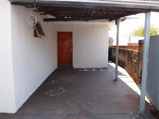 ALUGA-SE CASA DE FUNDOS JD. DOURADOS MARINGÁ PR