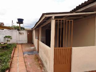 ALAUGA-SE CASA VILA MORANGUEIRA EM FRENTE AO COLÉGIO FARIA PIOLI