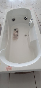 Banheira de Hidromassagem tam 1,70X0,75 cor Branca Marca Jacuzzi - completa c/ motor e aquecedor
