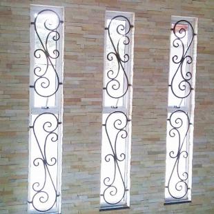Peças decorativas em arabesco de metal