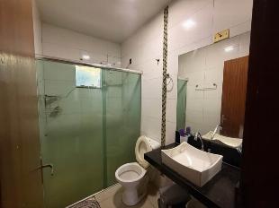 CASA E SOBRADO COM PISCINA E CORREDOR LATERAL.