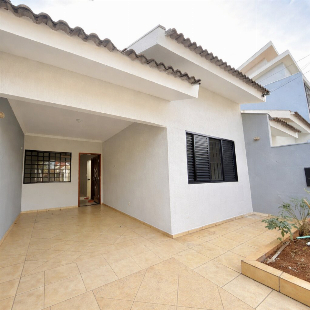 Casa com suíte, quintal amplo e 2 vagas no Jardim Santa Rosa.