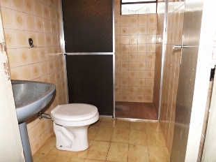VENDE-SE CASA ALVENARIA VILA MORANGUEIRA PROX. HIPERMERCADO CONDOR. LIBERADO P/ PREDIO.