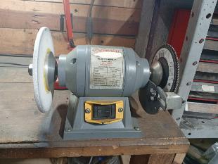 Vendo maquina de afiar alicates de cutículas.