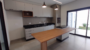Casa de Alto Padrão com 3 Quartos, Pé-Direito Duplo e Cozinha Gourmet à Venda ou Locação em Maringá/PR