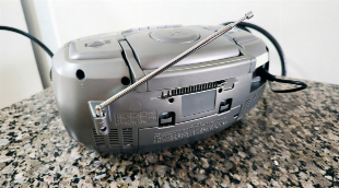 RÁDIO PORTÁTIL FM/AM CD,TOCA-FITAS E USB 110/220V E PILHAS