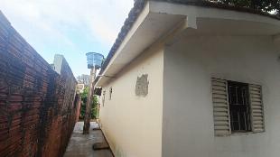 Aluga-se casa com dois quartos na Rua Antonio Miles, 322  Porto Seguro, em Maringá (Pr.)