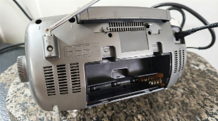 RÁDIO PORTÁTIL FM/AM CD,TOCA-FITAS E USB 110/220V E PILHAS