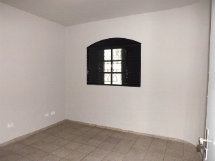 ALUGA-SE CASA JD NOVO OASIS PRÓX. AV. GUAIAPÓ
