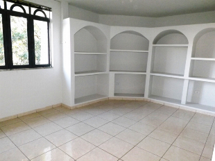 ALUGA-SE APTO SOBRE LOJA. COMERCIAL OU RESIDENCIAL. AV. PEDRO TAQUES Nº 1350. EM FRENTE A SANEPAR