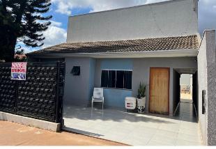 VENDE OU TROCA,  CASA COM PISCINA, CANIL PARA PETS  E CORREDOR LATERAL.