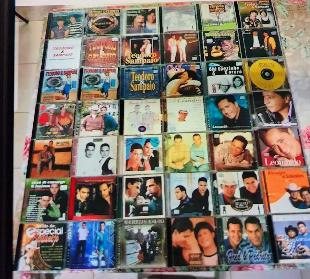 Coletânea de CDs e DVDs Diversos.
