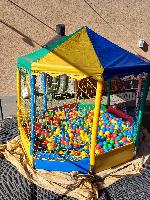 Vendo piscina de bolinhas 2x2  semi nova com 1000 bolinhas de variadas cores.