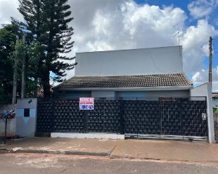 CASA E SOBRADO COM PISCINA E CORREDOR LATERAL.