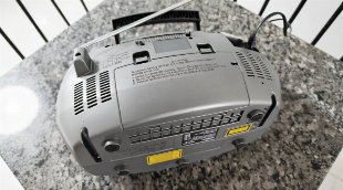RÁDIO PORTÁTIL FM/AM CD,TOCA-FITAS E USB 110/220V E PILHAS