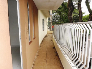 ALUGA-SE APTO SOBRE LOJA NA PRAÇA SÃO VICENTE JD. ALVORADA