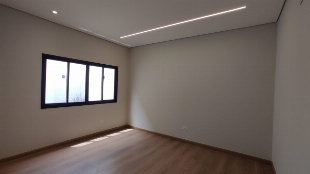 Casa de Alto Padrão com 3 Quartos, Pé-Direito Duplo e Cozinha Gourmet à Venda ou Locação em Maringá/PR